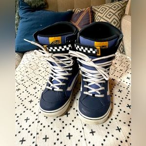 Men’s Sz 9 Vans Snowboard boots. Navy and white. Pop Cush liner.